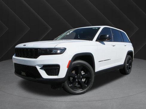Used 2023 Jeep Grand Cherokee Altitude AWD/4WD image 1