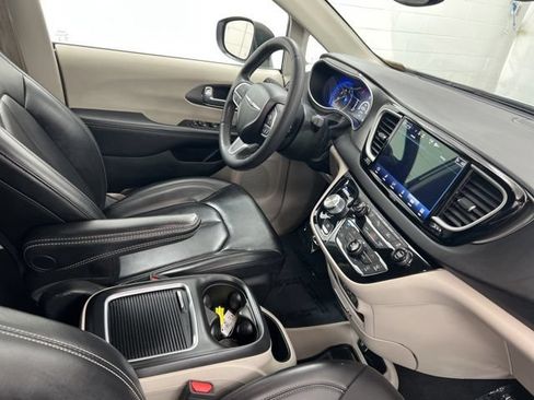 Used 2023 Chrysler Pacifica Touring-L FWD image 25