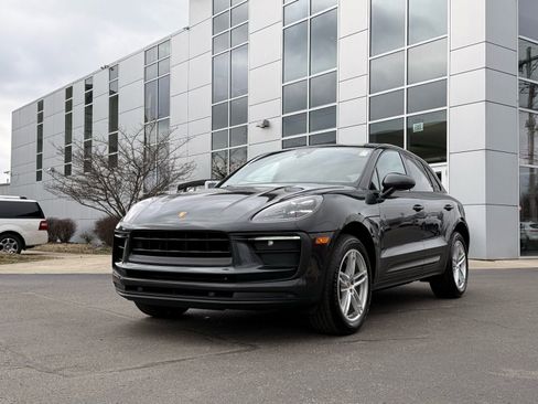 Used 2022 Porsche Macan AWD/4WD image 2