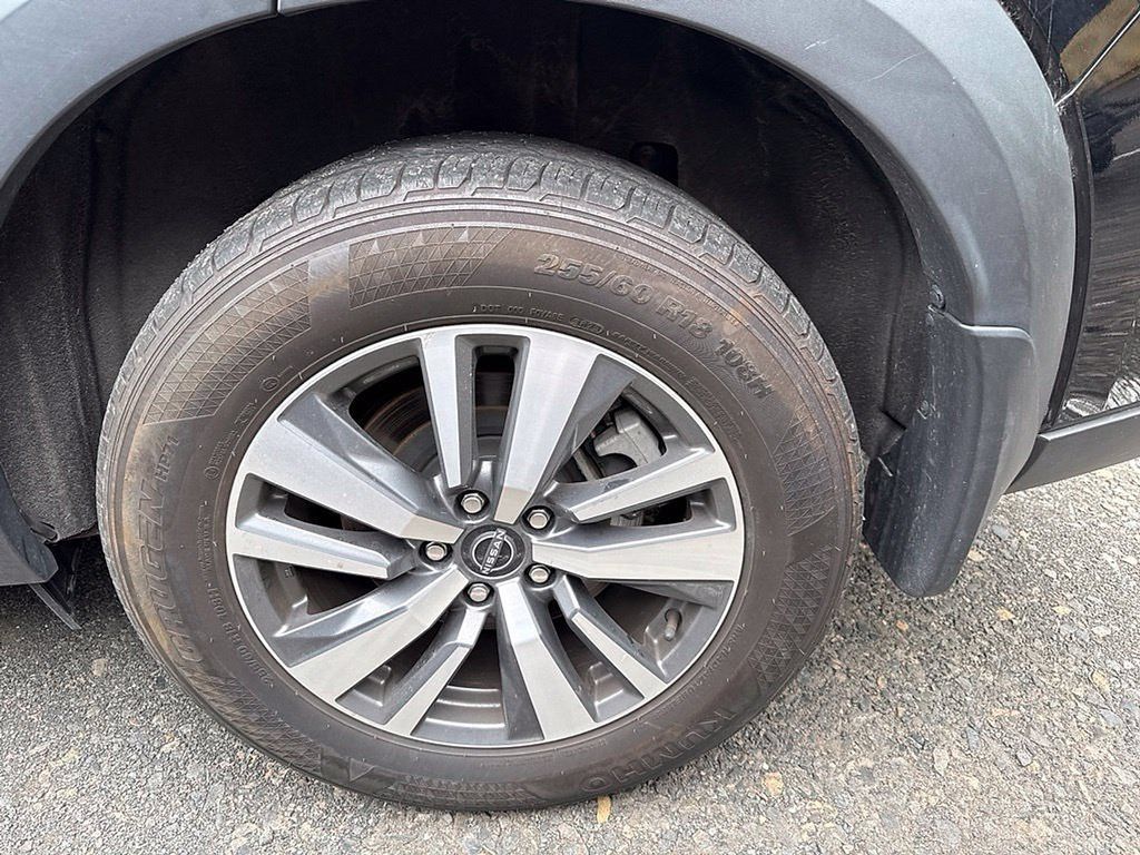 Used 2024 Nissan Pathfinder SL w/ Black Appearance Package AWD/4WD image 9