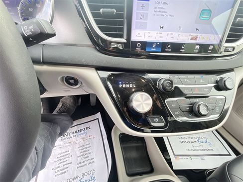 Used 2024 Chrysler Pacifica Touring-L image 19