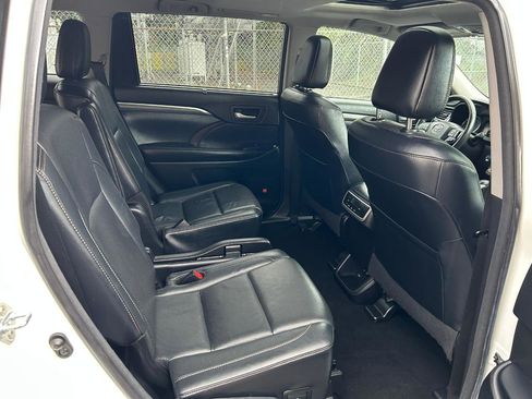 Used 2017 Toyota Highlander Limited w/ Carpet Mat Package AWD/4WD image 18