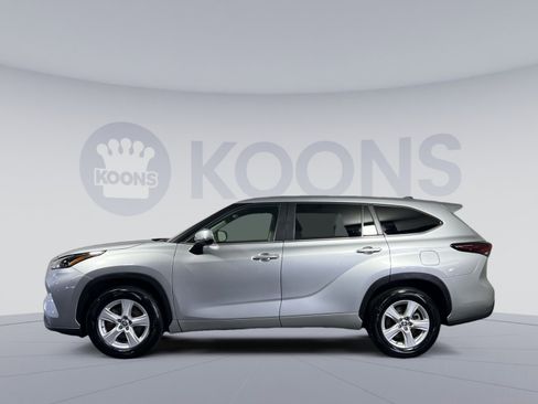 Used 2025 Toyota Highlander LE FWD image 7