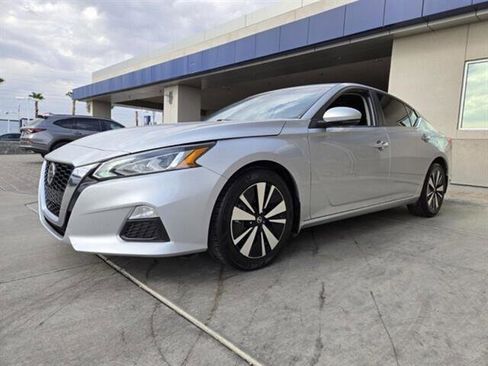 Used 2022 Nissan Altima 2.5 SV w/ SV Premium Package image 2