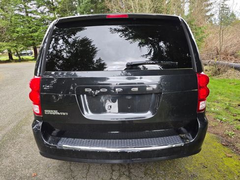 Used 2018 Dodge Grand Caravan SE FWD image 4