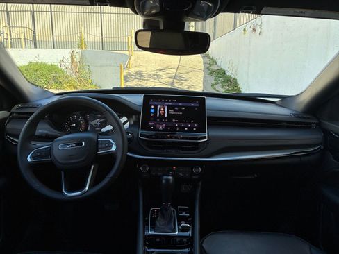 Used 2025 Jeep Compass Trailhawk image 32