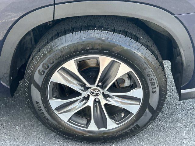 Used 2023 Toyota Highlander XLE FWD image 14