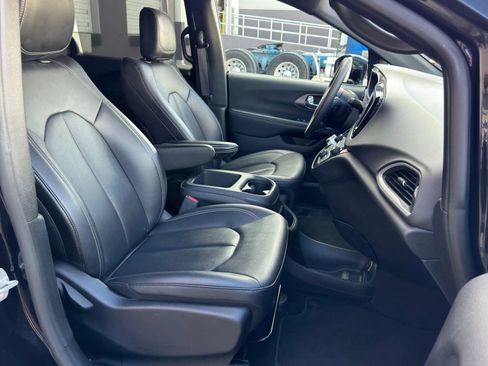 Used 2025 Chrysler Pacifica Select FWD image 12