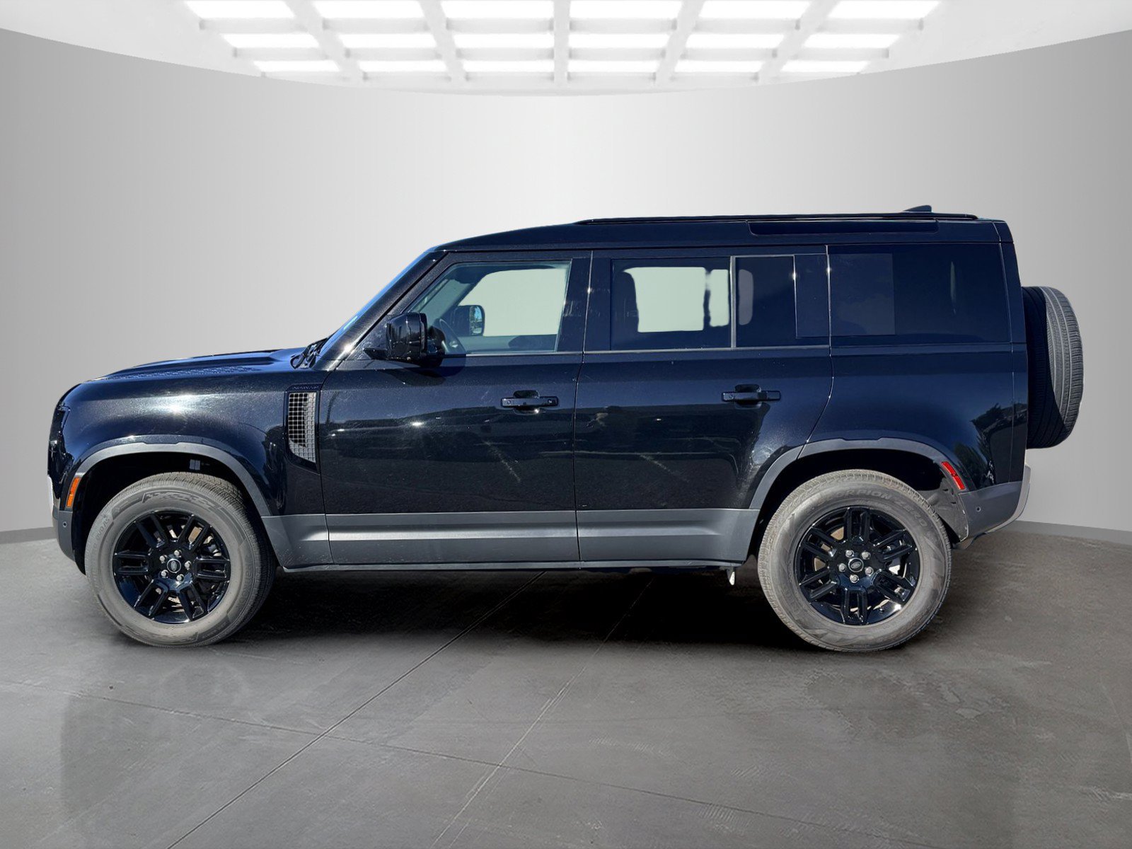 Used 2025 Land Rover Defender 110 S AWD/4WD image 8