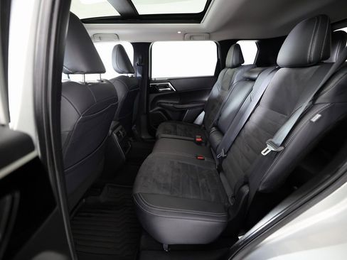 Used 2024 Mitsubishi Outlander SE image 17