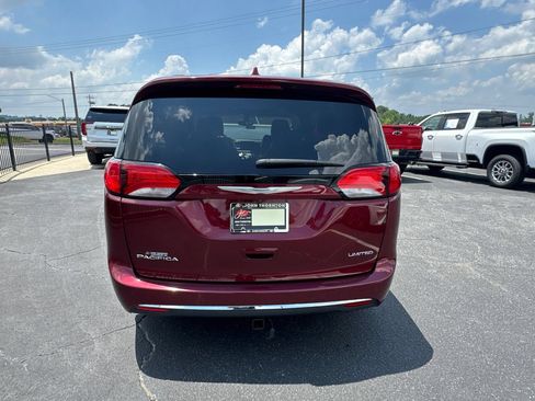 Used 2018 Chrysler Pacifica Limited FWD image 7
