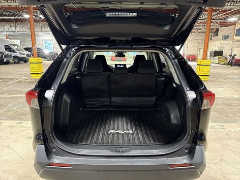 Certified 2022 Toyota RAV4 LE AWD/4WD image 11