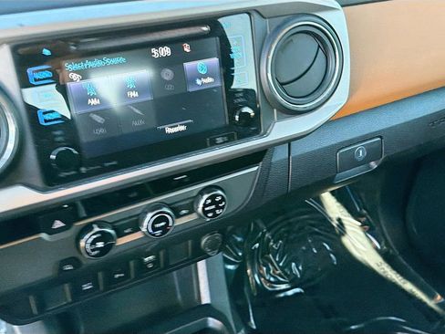 Used 2017 Toyota Tacoma SR5 w/ Tow Package image 25