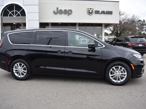 New 2026 Chrysler Pacifica Select image 11