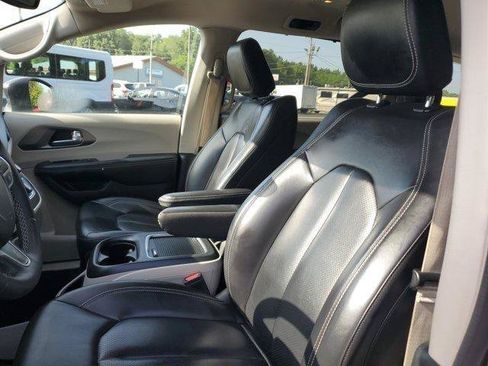 Used 2023 Chrysler Pacifica Touring-L FWD image 17