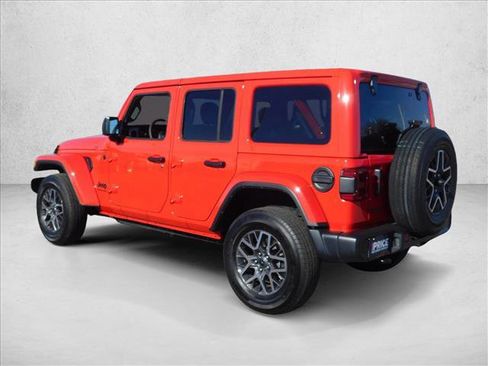 Used 2025 Jeep Wrangler Sahara image 8