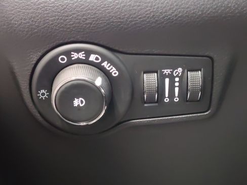 Used 2023 Jeep Compass Limited image 28