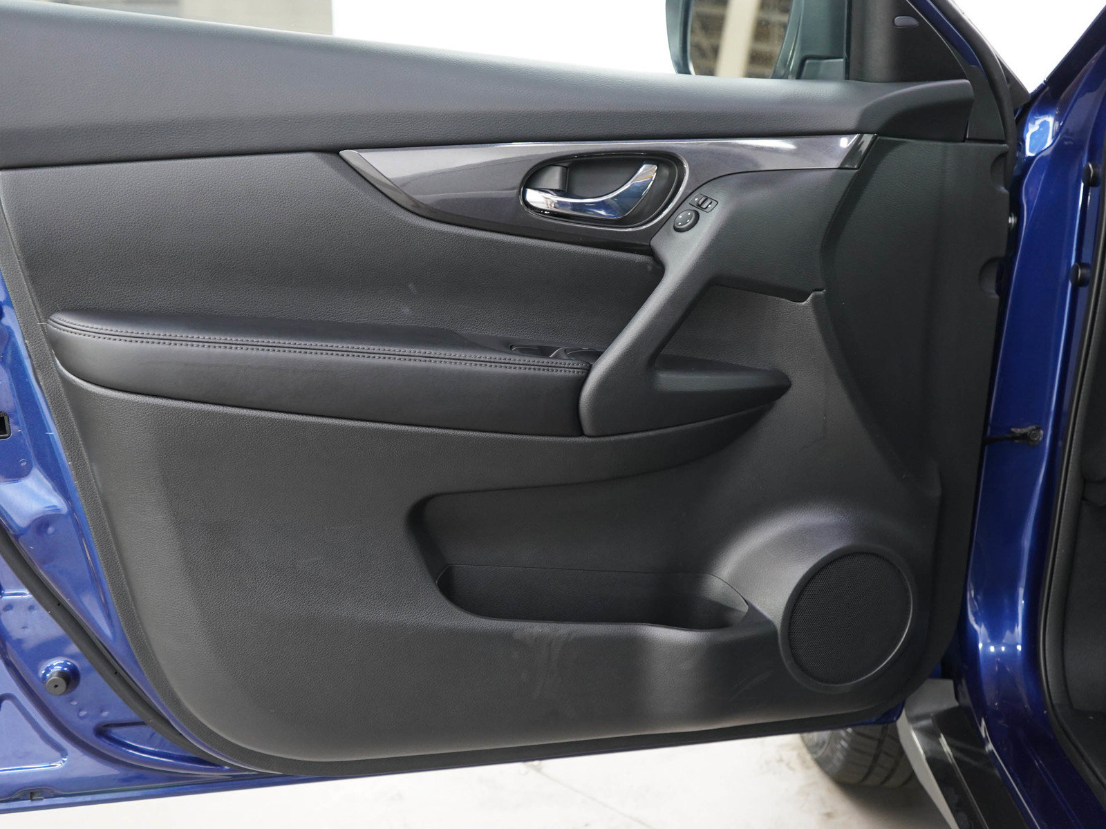 Used 2018 Nissan Rogue SV AWD/4WD image 20