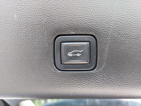 Used 2020 Chevrolet Traverse LT FWD image 33