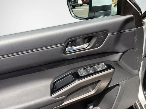 Used 2025 Nissan Pathfinder Platinum FWD image 14