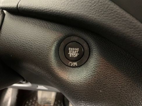 Used 2019 Jeep Cherokee Latitude Plus w/ Comfort/Convenience Group AWD/4WD image 26