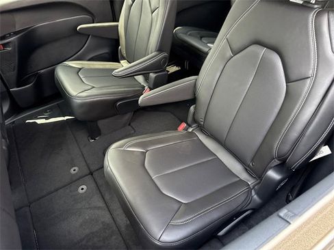 New 2025 Chrysler Pacifica Select image 29