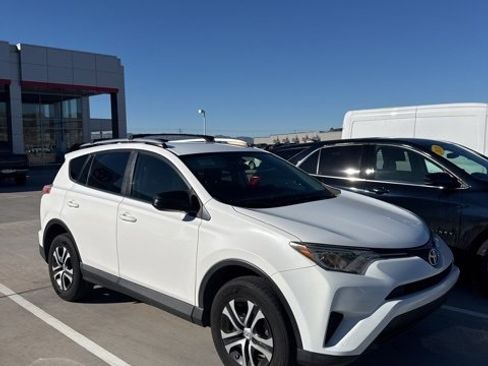 Used 2016 Toyota RAV4 LE image 1