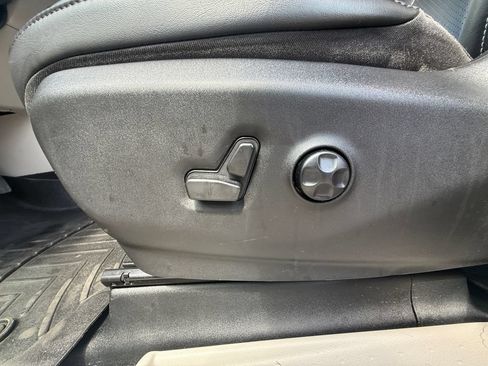 Used 2023 Chrysler Pacifica Touring-L AWD/4WD image 12