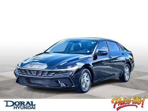 Used 2025 Hyundai Elantra SE FWD image 1