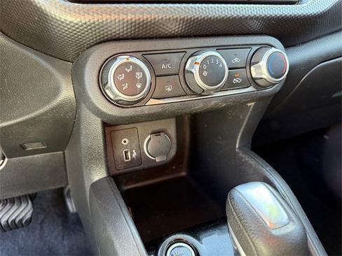 Used 2020 Nissan Kicks S image 22