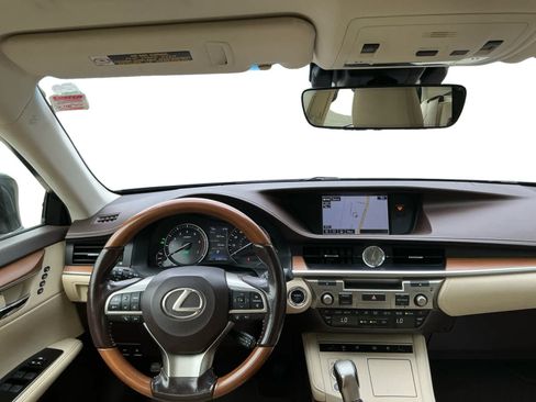Used 2016 Lexus ES 300h w/ Luxury Package w/Wood Trim FWD image 10