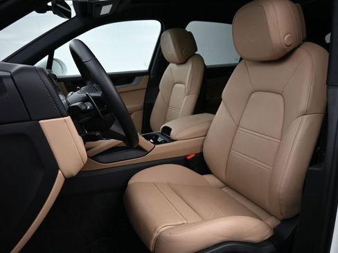 Certified 2026 Porsche Cayenne AWD/4WD image 5