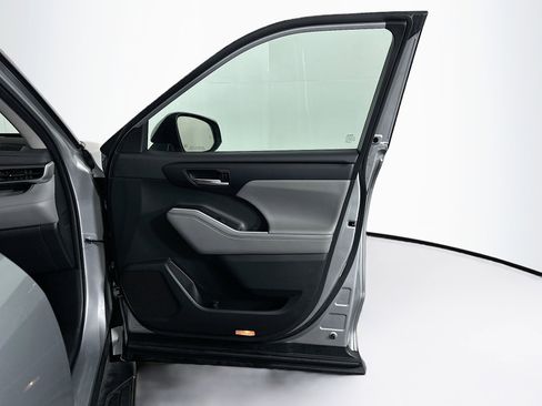 Used 2023 Toyota Highlander XLE image 34