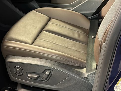 Used 2024 Audi Q4 e-tron Prestige image 25