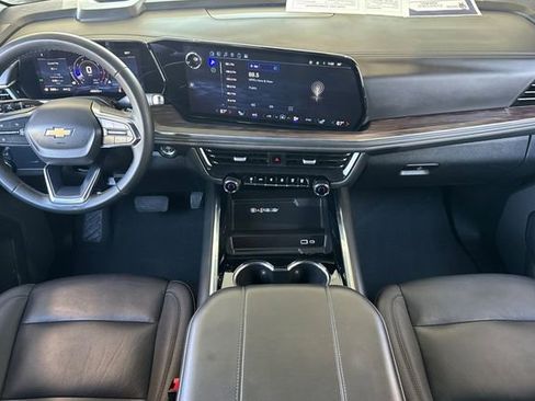 Used 2025 Chevrolet Suburban LT AWD/4WD image 13