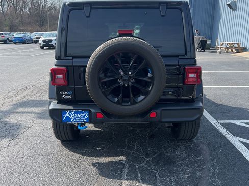 Used 2022 Jeep Wrangler Unlimited Sahara w/ Cold Weather Group image 4