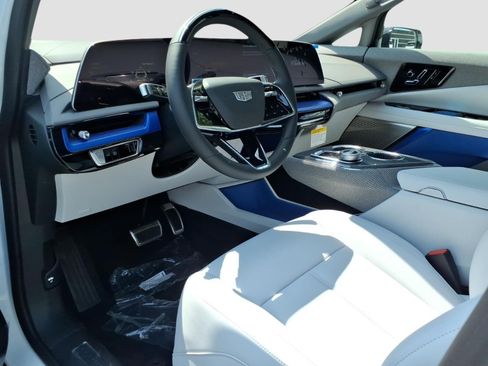New 2027 Cadillac Optiq Luxury w/ LPO, Floor Liner Package AWD/4WD image 12