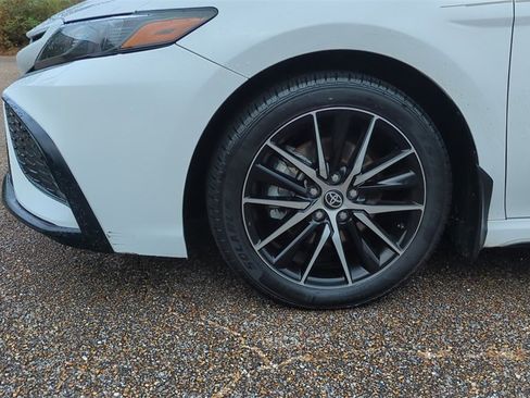 Used 2024 Toyota Camry SE image 9