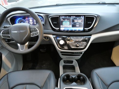 Used 2024 Chrysler Pacifica Touring-L image 10