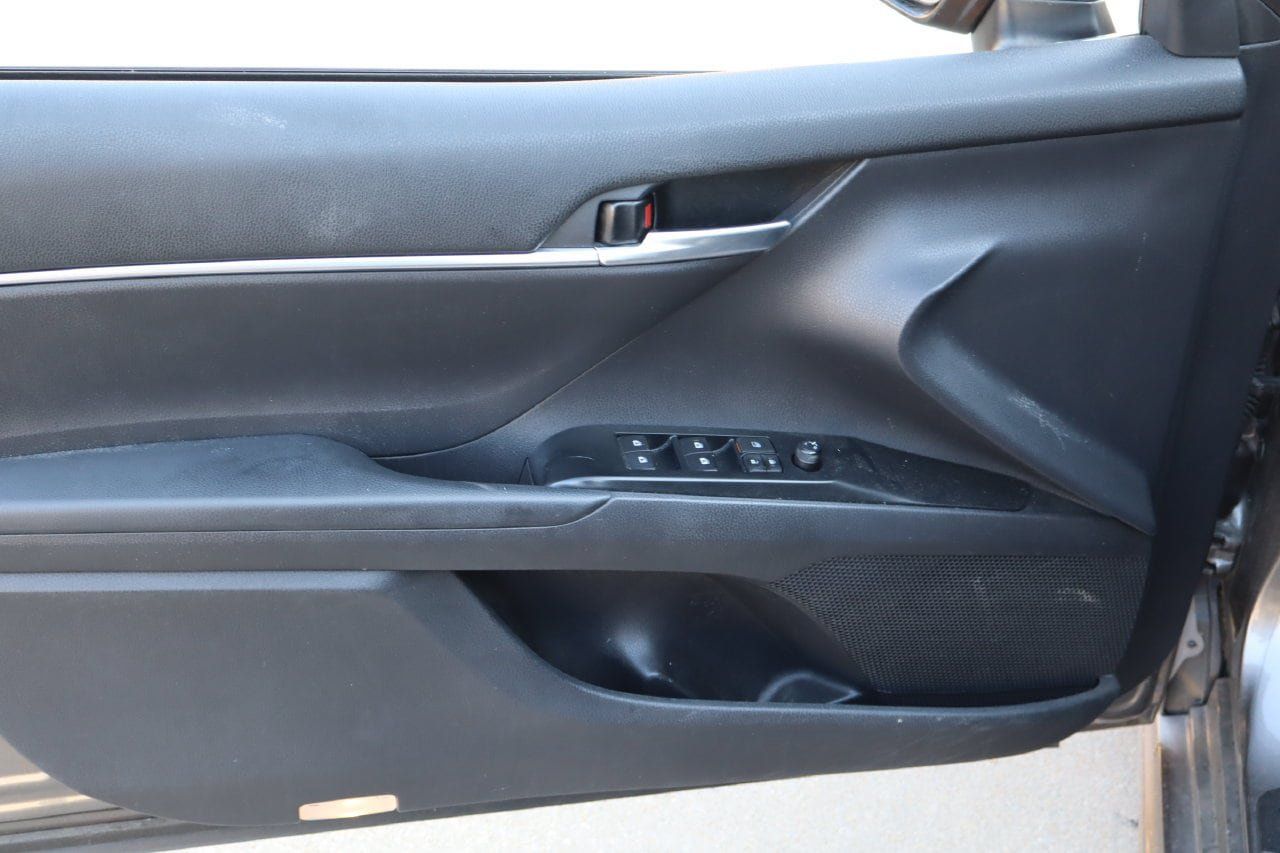 Used 2019 Toyota Camry SE FWD image 17