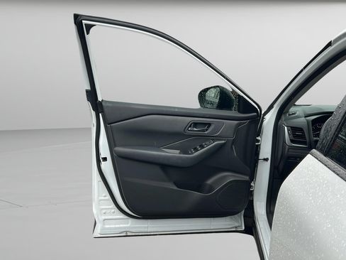 Used 2025 Nissan Rogue S FWD image 19