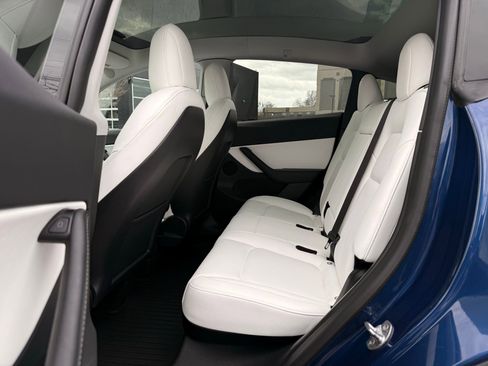 Used 2021 Tesla Model Y Long Range image 30