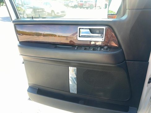 Used 2016 Lincoln Navigator Select AWD/4WD image 16