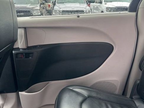 Used 2022 Chrysler Pacifica Touring-L image 34