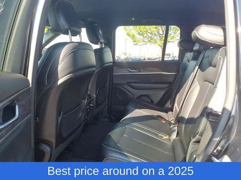 Certified 2025 Jeep Grand Cherokee Limited w/ Black Appearance Package AWD/4WD image 18