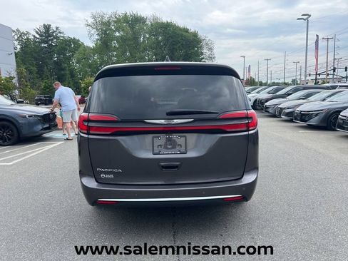 Used 2023 Chrysler Pacifica Touring-L FWD image 6