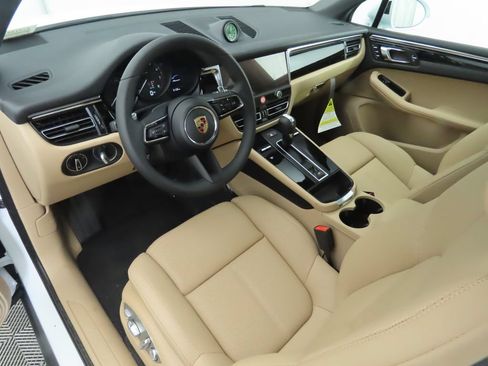 Certified 2025 Porsche Macan AWD/4WD image 4