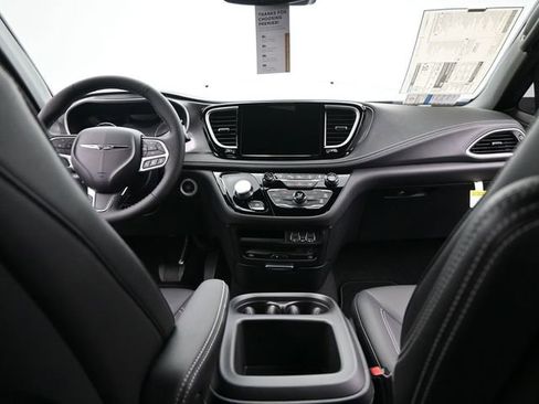 New 2025 Chrysler Pacifica Select w/ Uconnect Theater Family Group image 24