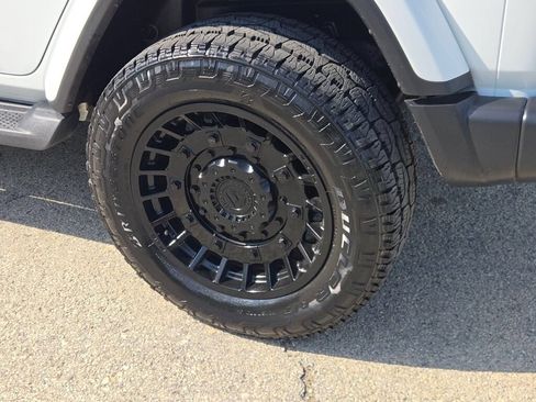 Used 2019 Jeep Wrangler Unlimited Sahara w/ Safety Group AWD/4WD image 16