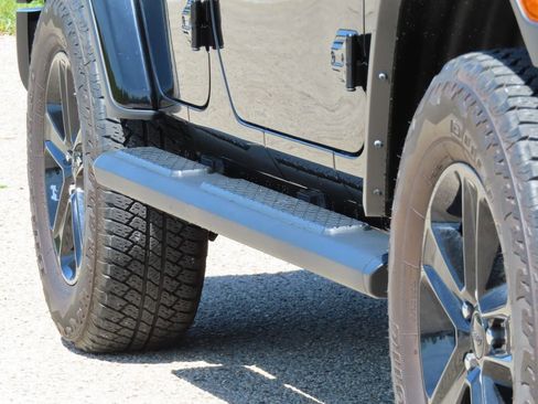 Used 2023 Jeep Wrangler Unlimited Sahara AWD/4WD image 14